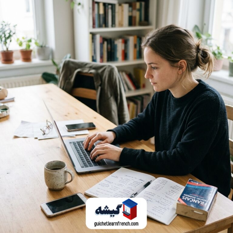 فرد در حال نوشتن ایمیل کاری و اداری به زبان فرانسه با لپ‌تاپ