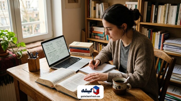 زبان‌آموز در حال جستجوی کلمات در دیکشنری فرانسه